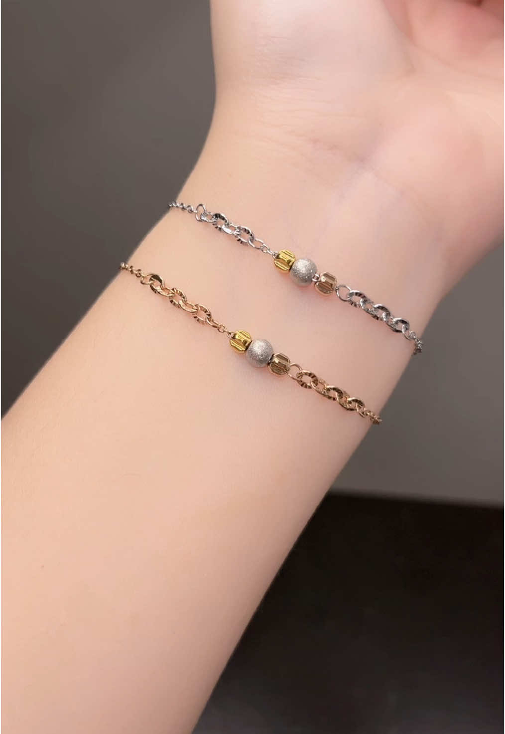 Si boba mirip emas asli banget ini mah dua warna. Cus order keranjang kuning #gelangtitaniumewah #Perhiasantitanium #perhiasamurah #aksesorismurah #titaniumjewelry 