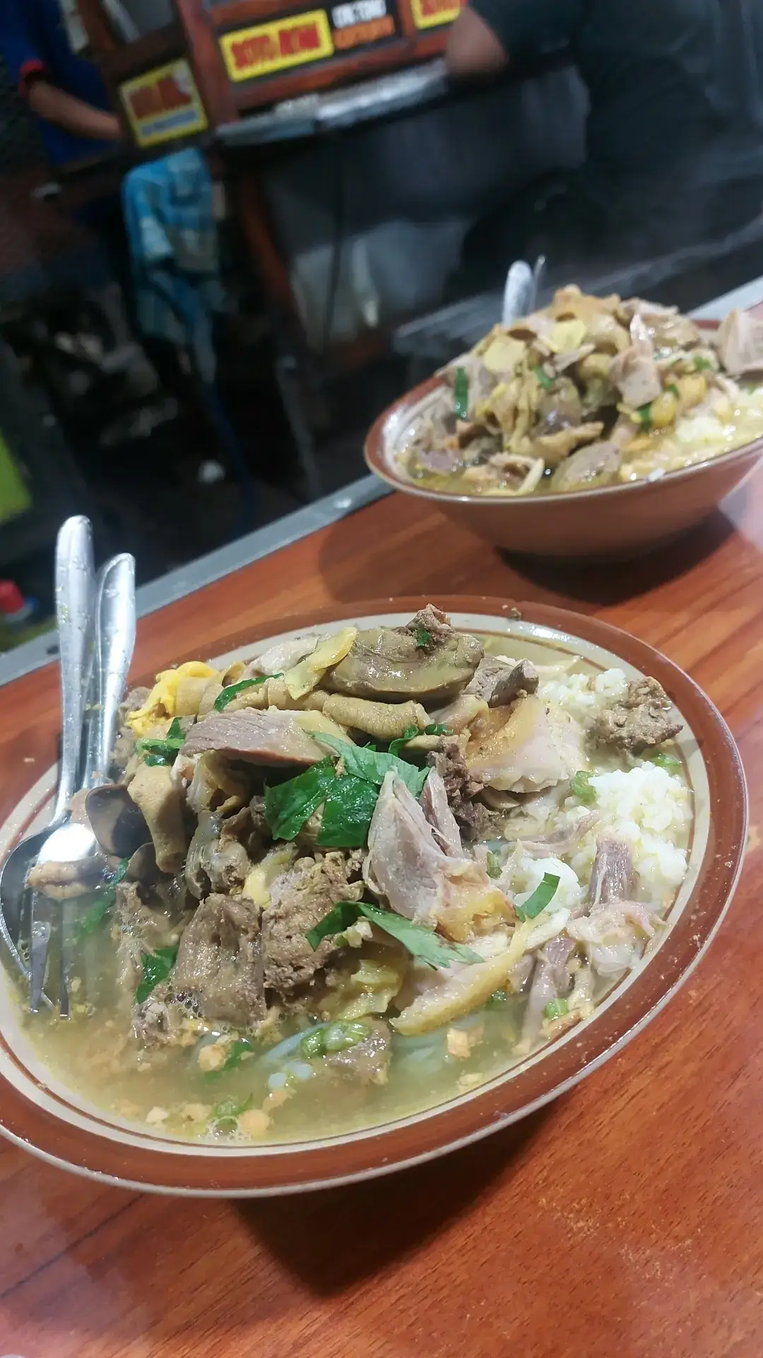 rekomen soto ayam yang berada di jalan kertajaya surabaya  buka malam hari bisa cek alamat pasti di maps soto ayam cak tono . jeroannya banyak,koya ambil sendiri sepuanya,balungan wakeh.wes gas yang biasanya malam bingung mau makan apa 😁 #wisatakuliner #kulinersurabaya #kulinermalam #sotocaktono #jalankertajayasurabaya #jammalam 