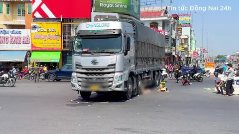 Xe tải va chạm với xe máy tại ngã tư Tân Phong, 1 phụ nữ không qua khỏi. Gần trưa ngày 6/2, tại ngã tư Tân Phong (nút giao giữa đường Đồng Khởi và đường Nguyễn Ái Quốc, thành phố Biên Hòa)  Phóng viên thực hiện:  Minh Thành - Lê Duy Theo nguồn Báo Đồng Nai Online Chuyển đổi số: Tin tức Đồng Nai 24h #bienhoadongnai #nguoidongnai #dongnai  #bienhoa #tintuc #news #tintucdongnai24h  #dongnaitv #xuanloc #dongnai60 #xuanlocdongnai #nhontrach  #longthanh #tanphong #tintucdongnai