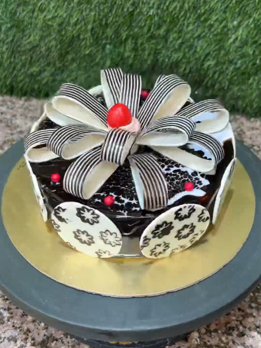 Beautiful Chocolate Cake And Chocolate Garnish#cakedecorating #yummyfood #trendingvideo #design #tik_tok #viral_video #designtok #chocolate #cake 