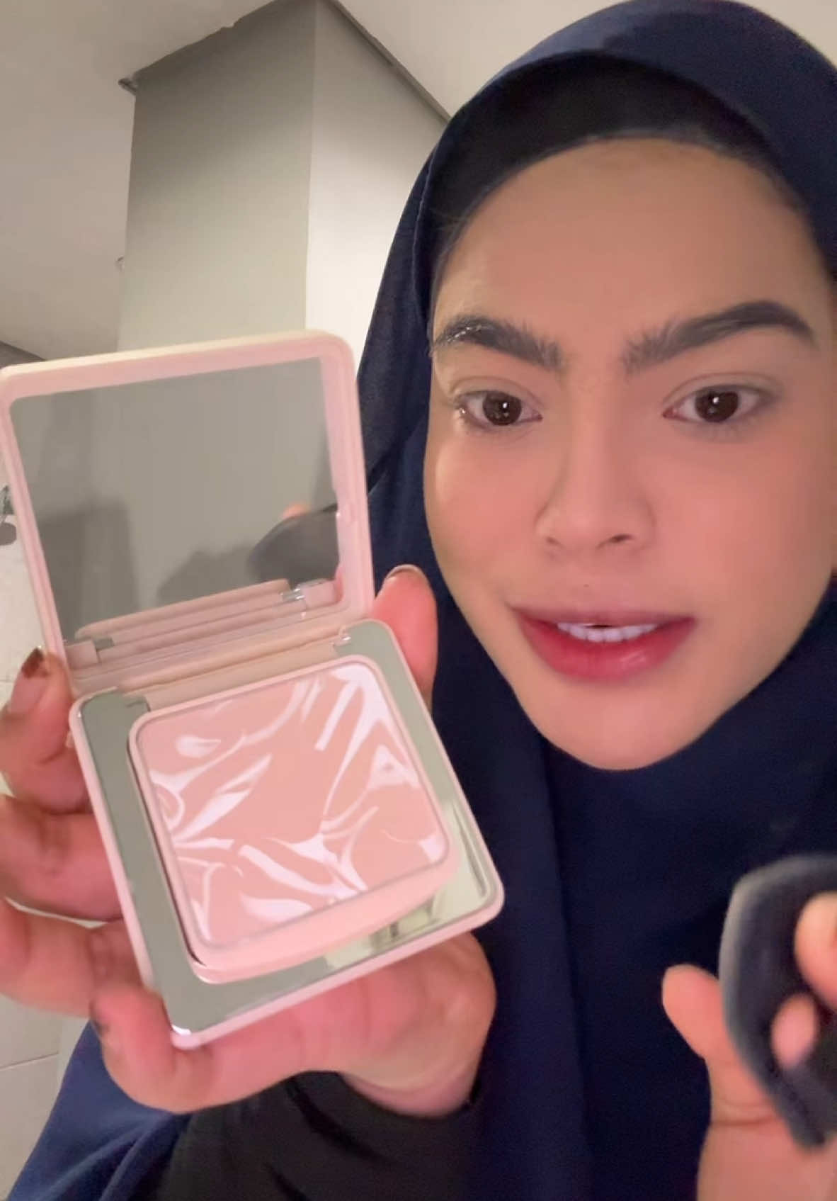 First time i jumpa pressed setting powder waterproof 🤣 mandi hujan pun makeup tetap onz la ehh 🙊 #carslan #carslanpowder 
