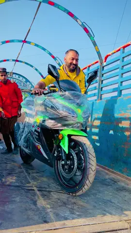 Kawasaki ninja 250cc brand new 2025 model 😀💕#kpkridernowshera #foryou #foryoupage❤️❤️ #trendingvideo #brandnew #bikesoftiktok #fyp #imaratigrp🇦🇪🇩🇿 #kawasakininja #ukraine🇺🇦 #saudiarabia🇸🇦 #FORYOU #1millionaudition #viralvideos_ #growmyaccount 