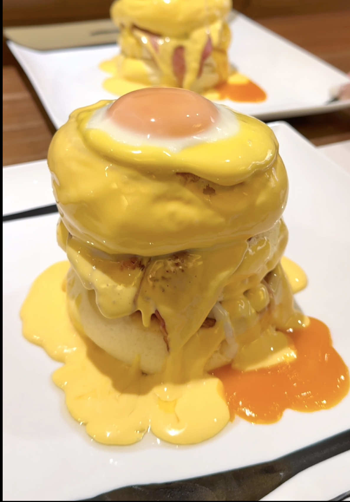 日本一行列の出来るふわふわパンケーキ🥞 8:30からの整理券を取るのに 朝から行列が出来る超人気店！ 専用の銅板で焼き上げたパンケーキは しっとりふわふわとろけるような味わい🤤 蜂蜜・ママレードの甘みと とろ〜り目玉焼き ジューシーなベーコン 濃厚オランデーソースの塩味が奏でる あまじょっぱさがクセになる☺️ ベーコンと目玉焼きパンケーキが超美味しかった🤍 めっちゃおすすめ！！ 📍東京・浅草『紅鶴』 ベーコンと目玉焼き¥2200 #パンケーキ #浅草カフェ #東京カフェ #東京グルメ #japanesefood #tiktokfood 