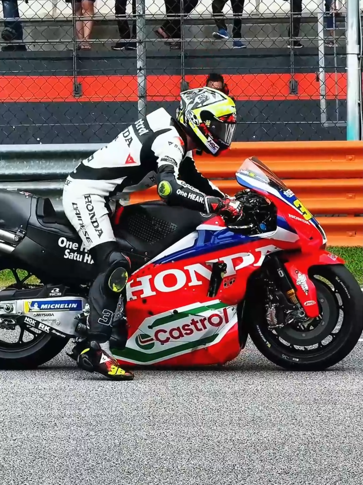 #MotoGP 🏍 - Practice start #SepangTest2025! Mana yang jadi favorit kamu? 🔊 Saksikan Balap MotoGP™ di SPOTV NOW! ⏭️ https://onelink.to/spotv_indonesia   Follow kami untuk konten EKSKLUSIF MotoGP™ lainnya! 🏍🏁 #SPOTV #SPOTVIndonesia #RAWSound