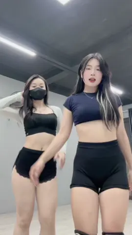 Chúa tể đu Trend muộn, kb lên đc xu hướng k nữa 🥹 @bebie_in @VŨ ĐOÀN QUEEND 👑 #dancechallenge #TikTokDance #poppynguyen #QUEEND 