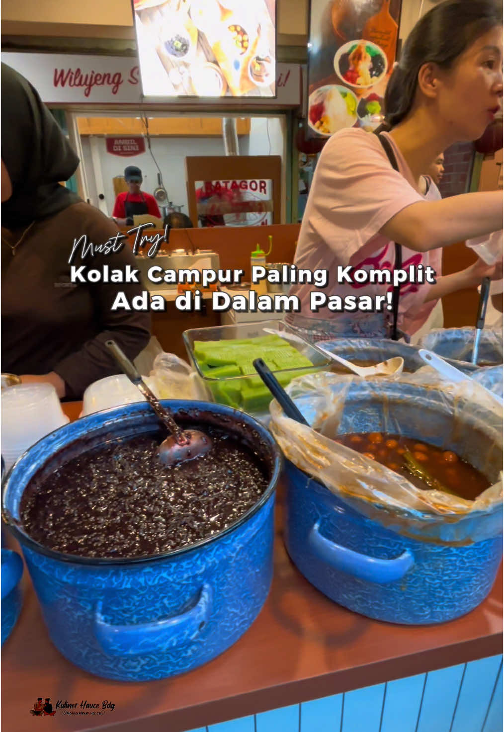 Di Cihapit selalu aja ada yang baru dan bikin mata jadi tertuju deh, kaya kolak campur satu ini nih yang ga pernah sepi dari antrian pembeli 😆 Kolaknya sendiri tersedia dari beberapa macam varian jadi kalian bisa pilih sendiri deh mau isiannya apa aja, untuk ukurannya ada yang Medium & Large yaa. Kolaknya enak ga terlalu manis cocok banget sih buat yang ga doyan manis manis, daripada penasaran yuk langsung cobain aja mampir kesini deh 👌 Lokasi : Cerita Manis Pasar Cihapit Bandung #kuliner #kulinerbandung #makanan #makananindonesia #makananenak #cemilan #cemilanviral #kolak #kolakcampur #infobandung #infobdg #infokuliner #infokulinerbandung #kulinercihapit #bandung #bandunghits #bandunginfo #bandungbanget #bandungjuara #bandungaesthetic #bandungpunya #explorebandung #creatorsearchinsights #ttpetualangpro #Foodie 