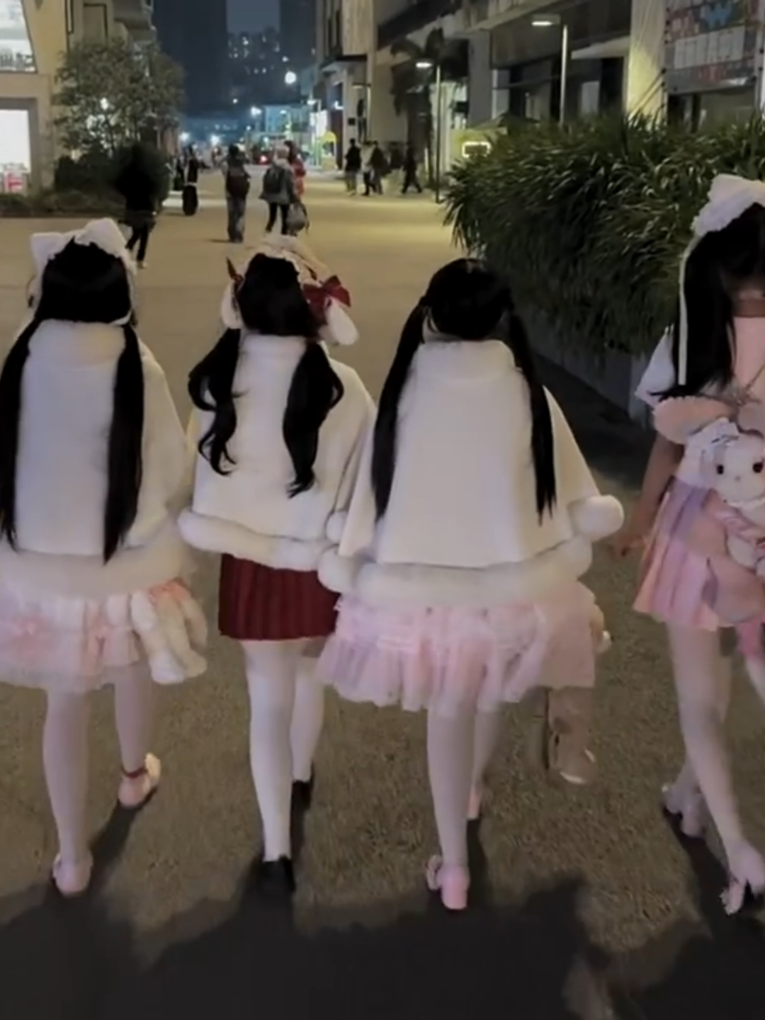 再冷的天也阻止不了我们这些小蛋糕穿漂漂亮亮的裙子 #Lolita #水手服 #汉洋折衷 #同城合拍 #双性