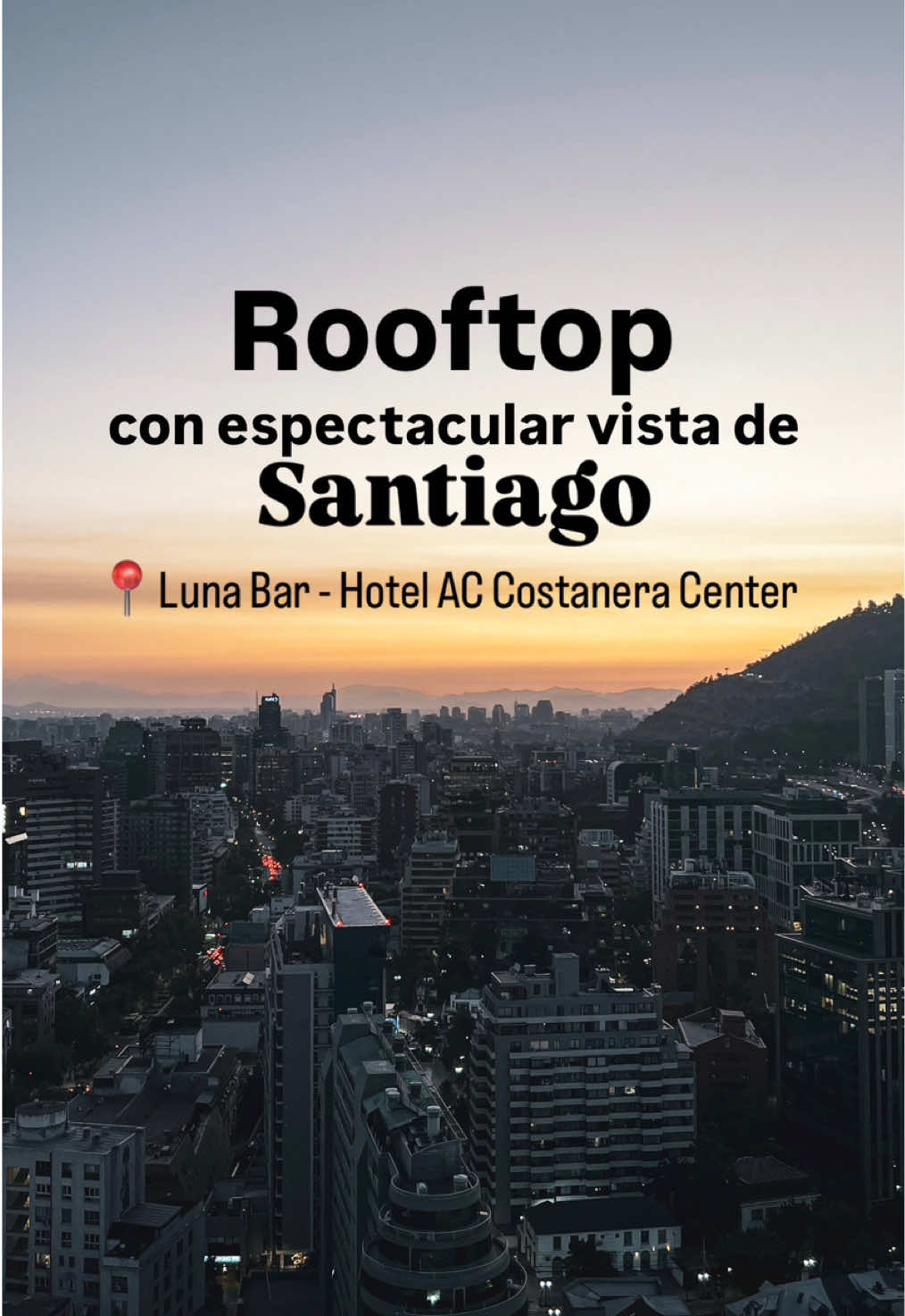 ROOFTOP: CON EL MEJOR ATARDECER Y VISTAS DE SANTIAGO 🌇 Luna Bar es la escondida terraza ubicada dentro del AC Hotel Costanera pegado al Costanera Center, para llegar es bastante fácil, solo entrar al vestíbulo del hotel y tomar el ascensor al piso 17 ✨ ¿Lo mejor? Su terraza tiene una vista increíble a la ciudad y al cerro San Cristóbal 🏔️