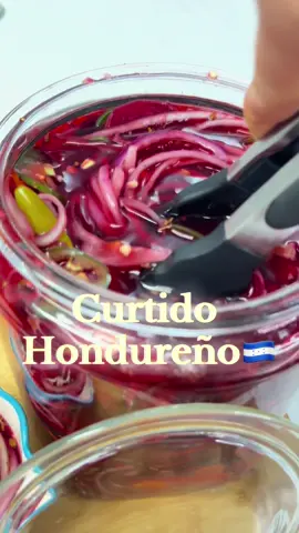 Curtido Hondureño casero, paso a paso sin trucos! Espero y se animen a prepararlo! Quédate hasta el final para enterarte porque preparé este curtido hondureño…#curtidohondureño #curtido #vinagre #vinagrerico #encurtido  gracias por ver apóyame dándole ❤️ y 🔃, eso me ayuda mucho! 😘