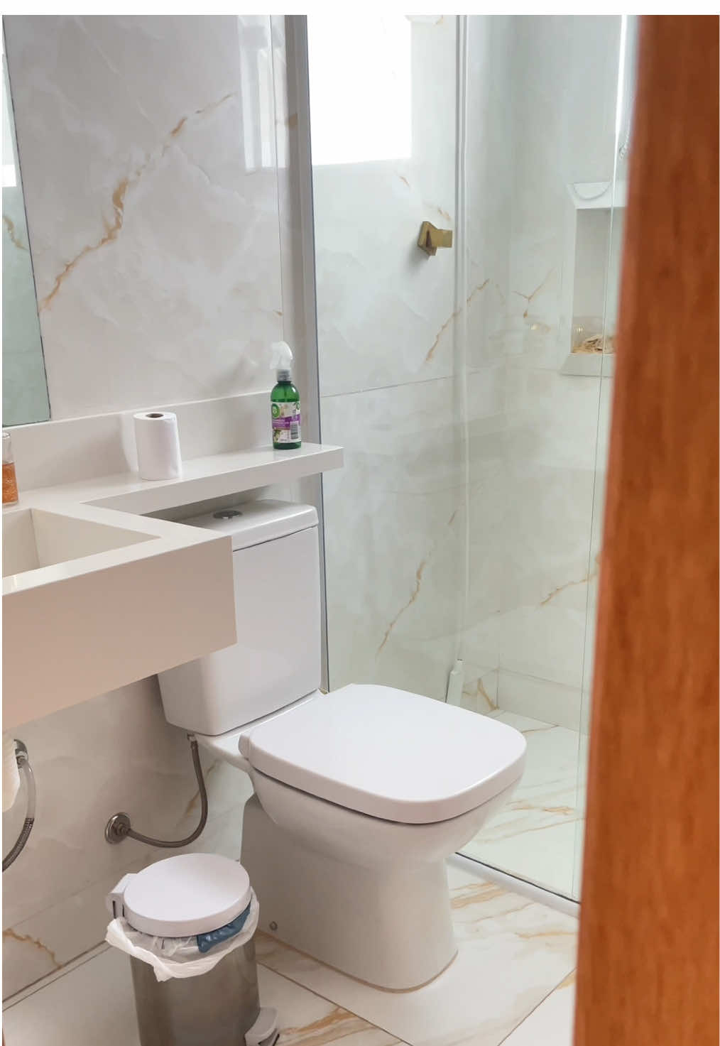 dica boa é compartilhada ✅ amo esse produto pra lavar o box aqui de casa , já usaram ? Se não salva pra testar aí 🏠🫧 . . #limpezabanheiros #lavandoobanheiro #boxdobanheiro #produtodelimpeza 