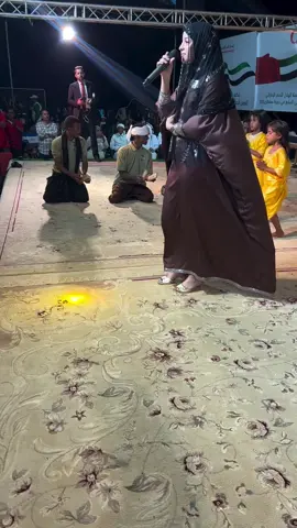 الفنانه /ماريا القحطاني مع اللبس السقطري فخامه ما شاء الله 