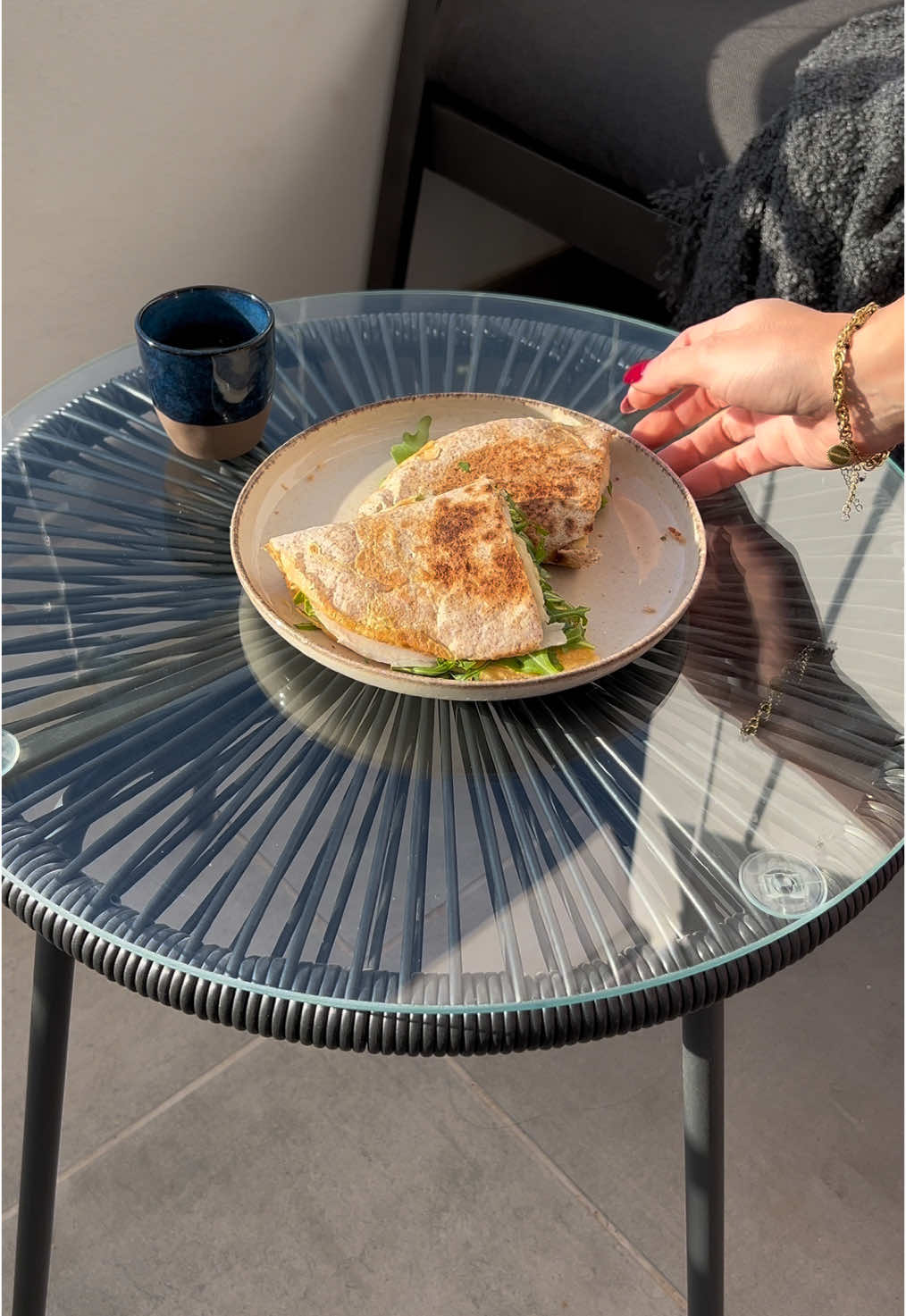 Desayuno saludable y rápido 💚 Ingredientes:  - Fajita 100% integral de la mejor calidad posible (pocos ingredientes, sin azúcar y sin aceites refinados) Dato: si estás en USA o México, quizás puedes conseguir las fajitas de la marca “siete” que son hechas a base de almendras, yuca o garbanzos y los ingredientes son muy buenos!  - Huevos  - Pechuga de pavo con más de 95% carne (preferiblemente sin nitritos)  - Rúcula  - Aguacate  Qué relleno le pondrías? 🙌🏻  #desayunosaludable #desayuno #Receta #recetasaludable #recetasfaciles #recetascaseras #healthybreskfast #fajitas #huevos #nutricionista #nutriologa 