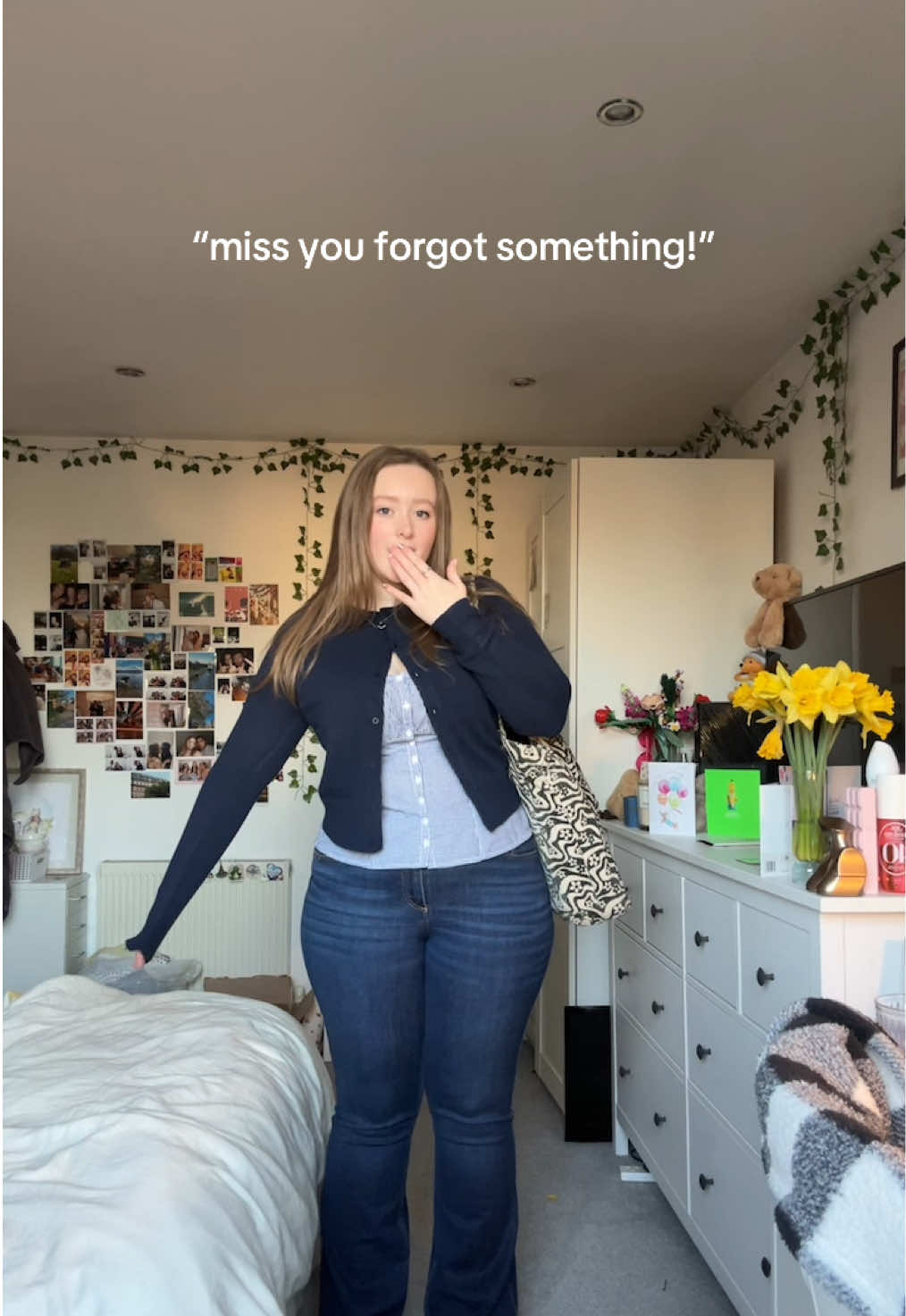 obsessed with this trend!🍓🫐#creatorsearchinsights #midsizefashion #missyouforgotsomething #outfittransition #hollisterhaul #ootdinspo @hollister 