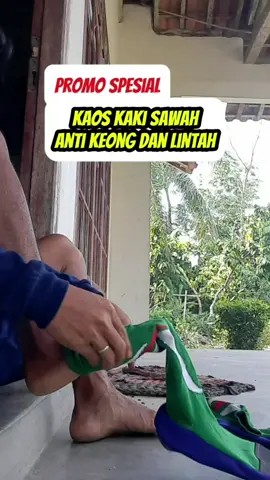 Kaos kaki sawah untuk melindungi kaki dari cangkang keong sawah benda tajam lainnya. Kaos kaki sawah juga bisa membantu mengatasi masalah yang dihadapi petani dan nelayan saat beraktivitas di sawah.  #petani #petanimuda #petaniindonesia🇮🇩🇮🇩🇮🇩🌿🌿 #petanisawah #petanipadi #kaoskakisawah #kaoskakikeong #kaoskakiantikeong #fyp 