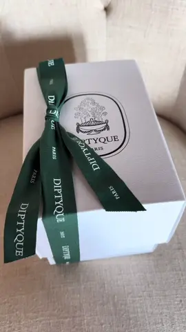 Diptyque oval pocket mirror  Its Eco-chic and oh-so-stylish Made from recycled shell pieces.. My new beauty bestie! 🫶🏻 #diptyque #diptyqueparis #diptyquemirror #beauty #beautyneeds #chic #portablemirror #compactmirror #style #stylemirror @