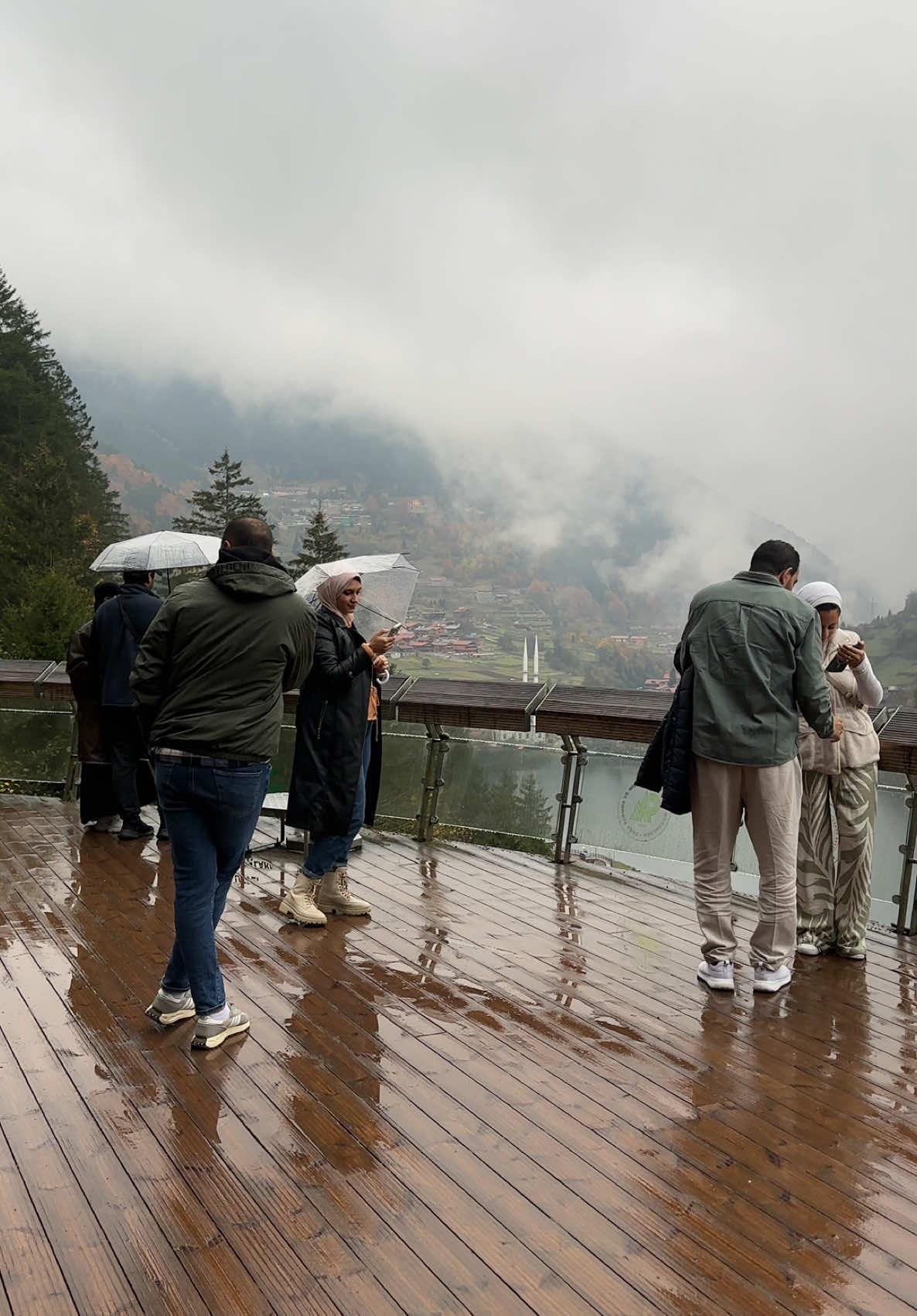 لقطات من قرية وبحيرة #اوزنجول مع اجواء المطر 🌧️ الجميلة والساحرة لتضيف جمالاً إلى الجمال ..  الاجواء تجنن والطبيعة خيال 💭  انصحكم بالسفر معنا و قضاء اوقات ممتعة والاقامة في اكواخ خشبية 🏡 والانضمام إلى رحلاتنا اليومية إلى الشلالات والمرتفعات والاماكن الطبيعية  للتواصل 📱 00905316757438  📌#trabzon 📷 #turkey  #تركيا #طرابزون #الشمال_التركي #ريزا #اكواخ #طبيعة #ايدر #uzungöl 