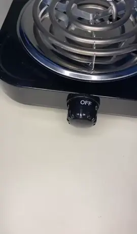 Fogão Fogareiro Elétrico Cooktop Camping 2000 Watts 2 Bocas Linha Premium Descrição do produto CONHEÇA NOSSA LINHA DE PRODUTOS, ADICIONE NA MESMA COMPRA E ECONOMIZE NO FRETE..   TODOS OS NOSSOS PRODUTOS ESTÃO DISPONÍVEIS PARA PRONTA ENTREGA...   O Fogão Fogareiro Elétrico Portátil 2000W Camping te oferece agilidade e praticidade nos momentos de lazer e aventura, possui um botão giratório para o ajuste de temperatura, seu botão grande não permiti que por descuido acabe tocando a superfície quente do aparelho e acabe se ferindo. Esquenta super rápido tanto na voltagem 110v como no 220v, ideal para panelas de micro cerâmica, alumínio batido, aço inox, vidro temperado e todos os tipos de panelas que podem ser usadas no fogão de indução.  O Fogão entrega 1250W de potencia em cada boca, podendo ser usado só uma boca por vez ou as duas simultaneamente.   INFORMAÇÕES DO PRODUTO:   - Marca: Futuro/BAK/NCZ. - Potência: 2000 Watts. - Boca: 02. - Temperatura de uso: Entre 200°C e 600ºC. - Voltagem: 110V ou 220V(escolha conforme e voltagem de sua região). - Frequência: 50-60 Hz. - Com controle de temperatura. - Com luz de LED indicadora de uso. - Cabo de alimentação: Fixo, plug-in de parede (Não removível). - Tamanho: Largura: 21 cm. - Comprimento: 43 cm. - Altura: 4,5 cm. - IMETRO: OCP0161. - Cor: Vermelho, Preto, Branco (escolher na hora da compra mediante disponibilidade de estoque). - Conteúdo da embalagem: 01 Fogareiro 02 Bocas.   NOTAS SOBRE O PRODUTO:   - Não tocar na haste metálica do produto durante o uso, risco de queimadura grave! - Quando o aparelho não estiver em uso ou antes de fazer alguma manutenção ou limpeza, retire-o da tomada. - Não puxe, carregue ou use o cabo elétrico como alça. Não puxe o cabo em torno de arestas cortantes ou cantos vivos. - Mantenha o cabo longe de superfícies aquecidas. - Não desligue o aparelho puxando pelo cabo. Portanto, remova o plugue da tomada. - Não manuseie o aparelho com as mãos molhadas. - Não use o aparelho com o cabo ou plugue danificado. Se o aparelho não estiver funcionando corretamente ou sofrer quedas, entrar em contato com água ou for danificado, entre em contato com o serviço de atendimento ao cliente. - Mantenha o aparelho fora do alcance de crianças. - Não utilize em superfícies molhadas. - Não utilize em superfícies quentes.   **** No caso de qualquer duvida entre em contato conosco pelo chat, te responderemos o mais rápido possível!!!  ****Em caso de produtos que precisem ser devolvidos ou trocados, o mesmo deverá estar nas seguintes condições:  - Sempre entre em CONTATO COM O VENDEDOR antes de qualquer ação, ele te orientará da melhor maneira a resolver o seu problema. - Em caso de 