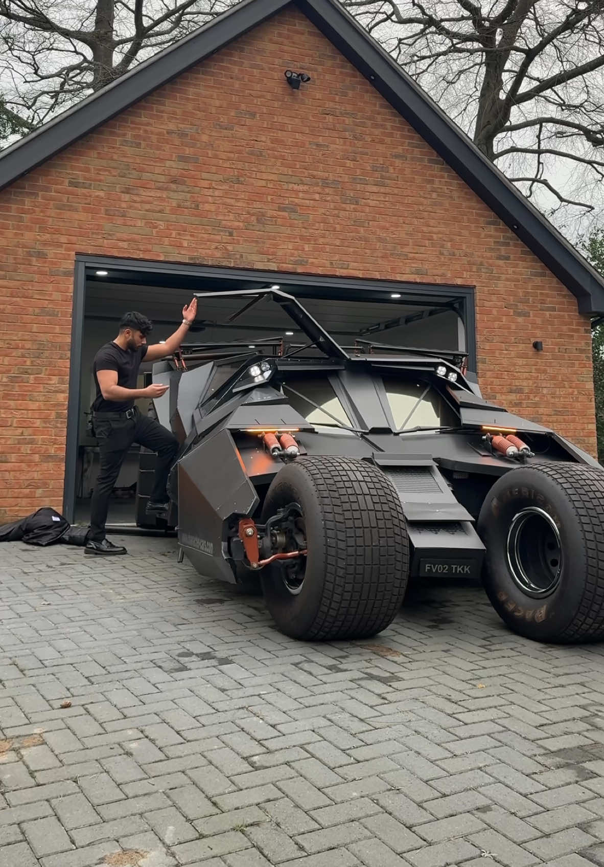 Bruce Wayne🦇#batman #brucewayne #batmobile 