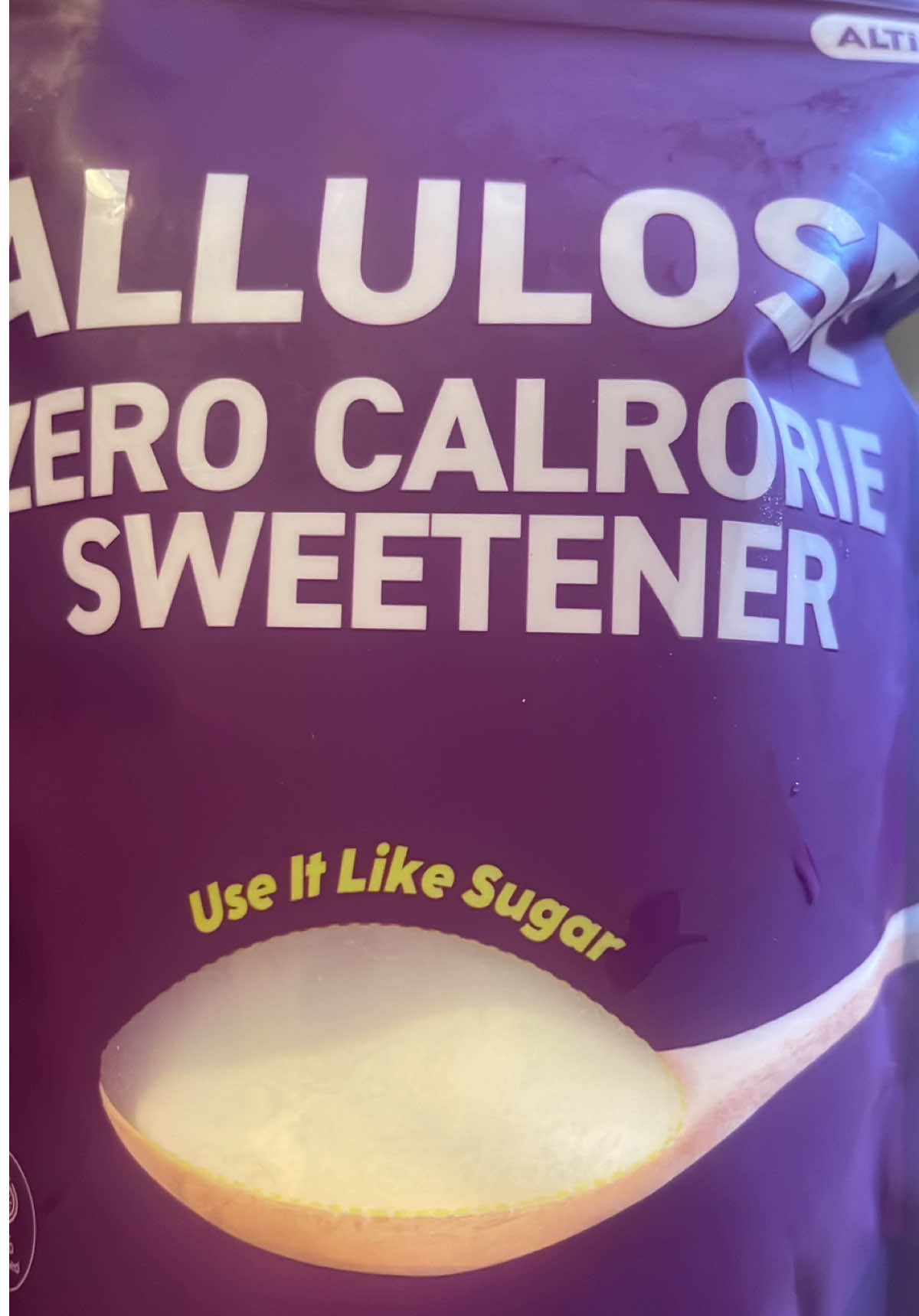 Allulose is a naturally occurring sugar found in small quantities in foods like figs, raisins, wheat, maple syrup, and molasses. As a sugar substitute, it offers several benefits: 	•	Taste and Texture: Allulose closely mimics the taste and texture of table sugar, making it a favorable alternative for those seeking to reduce sugar intake without sacrificing flavor.   La alulosa es un azúcar que se encuentra de forma natural en pequeñas cantidades en alimentos como higos, pasas, trigo, jarabe de arce y melaza. Como sustituto del azúcar, ofrece varios beneficios: 	•	Sabor y Textura: La alulosa imita de cerca el sabor y la textura del azúcar de mesa, lo que la convierte en una alternativa favorable para quienes buscan reducir la ingesta de azúcar sin sacrificar el sabor.   #altist #altistpowder #allulose #sugarsubstitute #lowkal #lowsigar #keto #parati #fyp 