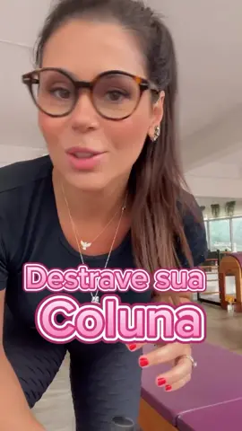 Destrave sua coluna diariamente usando um bastão. Movimentos repetidos pra soltar a coluna #pilates #ecopilates #herniadedisco #coluna #lombar #lombalgia #corcunda #escoliose #exercicio