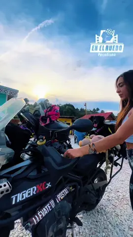 ¡Se vale enamórese! Valeria Núñez (@unachicanomada) es una hermosa argentina que recorre Suramérica en su moto de alto cilindraje (@triumph_argentina ) junto a una perrita con discapacidad que literalmente es su vida entera. Por estos días se encuentra de paso por el Oriente Antioqueño y Medellín, visitando sus atractivos y paisajes encantadores. Precisamente la encontramos en una de las siete maravillas de la región la “Casa Al Revés” de El Peñol. (@atypical_housecol) Tiene como objetivo llegar a Alaska en dos años, por lo que se las ingenia para realizar todo tipo de actividades que le permitan solventar el costo de su travesía. Esta es su historia. #Aventura #Moto #motorcicle #Argentina #Alaskaenmoto