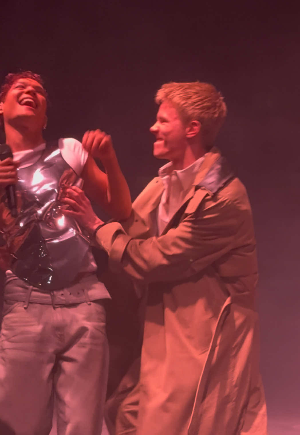 @OMAR performing the National Anthem “Simon’s Song” in London (featuring backing vocals from @edvin ryding)  💜🥹💜 #omarrudberg #simonssong #everynightfantasytour #enftour #enftourlondon #youngroyals #wilmon #edvinryding #edmar