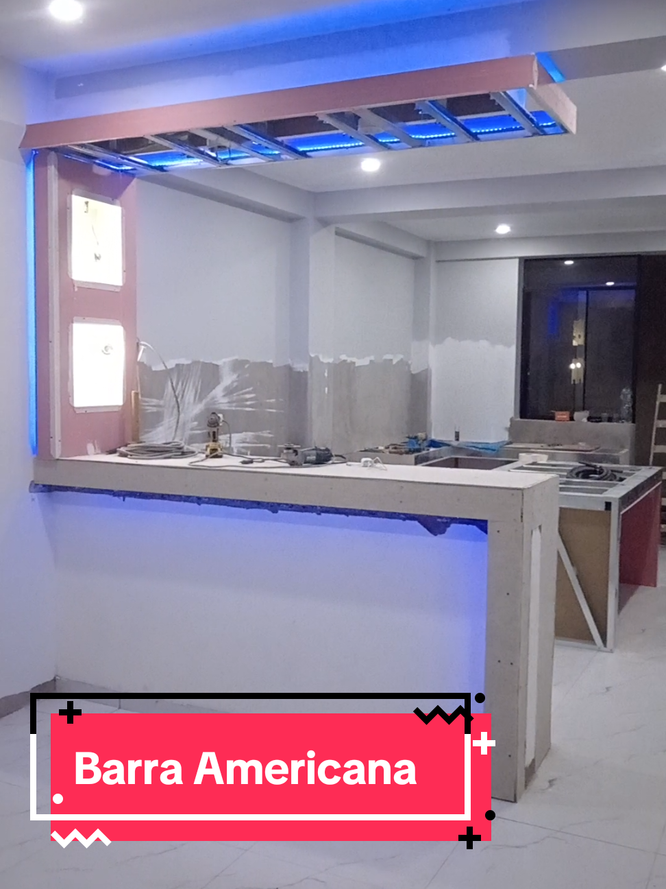 👷La barra americana de cocina es un mostrador elevado que se utiliza para comer o trabajar. Es una encimera larga y estrecha que se apoya en la pared y en un soporte, como una pata o un mueble. Se puede usar para separar la cocina del comedor o de la sala de estar. #drywallbuendia👷🇵🇪  #lavadero  #barraamericana #mesaisla #construcción #porcelanato  #superboard #placasRF 
