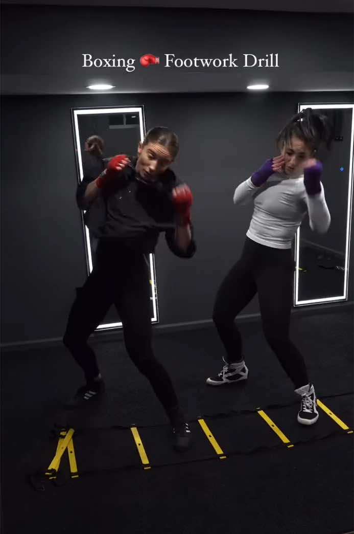 💁🏻‍♀️Uppercuts, slips, footwork (boxing 🥊drill) . Thoughts on this drill? 👇Comment.  📌SHARE/SAVE . #boxingfootwork #footworkdrills #boxingfootwork #womenwhobox #femaleboxing #boxingfitness #boxingtraining #boxingworkout #uppercut 