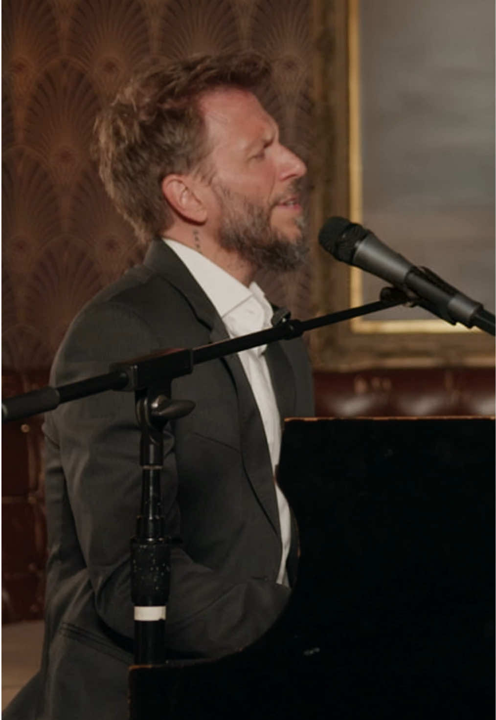 To finalize this chapter, @Noelschajris delivered a stunning performance of ‘No Veo La Hora’ at Behind The Mic. Watch the full session now on YouTube! #noelschajris #sinbandera  #btmsessions 