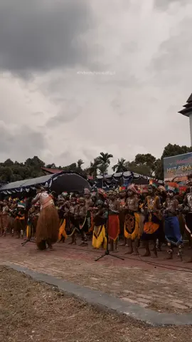 Dari Pulau Mansinam Grup Ukulele dari adik” PAR Klasis Manokwari Menyanyikan Lagu (Nyanyian Bangsaku) Bersama Kk Frans sisir   #Mansinam #GKI #par #HutPi #pulaumansinam