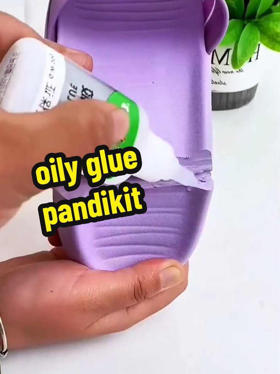 useful to lalo kung may mga sira kayong Tsinelas at sapatos. perfect din kung mahilig ako mag diy or may ginagawa kayong projects sa school #glue #oilyglue #superglue #adhesiveglue #pandikit #universalglue #fyp #viral 