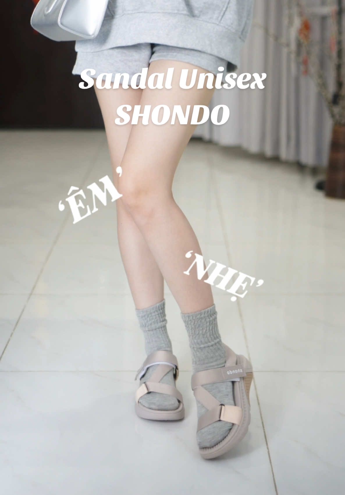 Đi mưa đi gió không còn lo nữa rồiiii 🎧📷  #wyndei #shondo #sandal #giaynamnu 