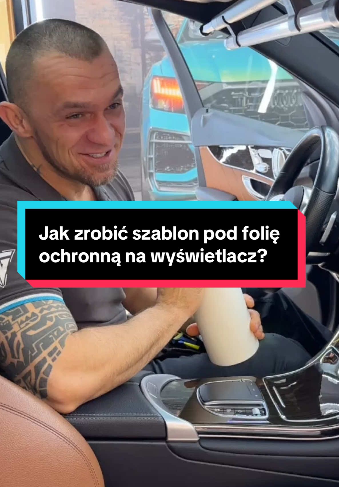 Jak zrobić szablon pod folię ochronną na wyświetlacz? W tym filmie tłumaczymy, jak przygotować szablon do wycięcia folii ochronnej na wyświetlacz w Mercedesie. Używamy do tego papieru transferowego, który pomaga dokładnie odwzorować kształt ekranu. Następnie wycinamy folię matową samoregenerującą się, która chroni ekran przed zarysowaniami i odciskami palców. Dzięki odpowiedniemu dopasowaniu folia wygląda estetycznie i nie wpływa na działanie dotyku. Jeśli chcecie zabezpieczyć swój ekran, zobaczcie, jak to zrobić krok po kroku! #Wrapping #Detailing #Mercedes #Wyświetlacz #OchronaEkranu #MatowaFolia #AutoStylizacja #BezbarwnaOchrona #Motoryzacja #Tuning #PapierTransferowy