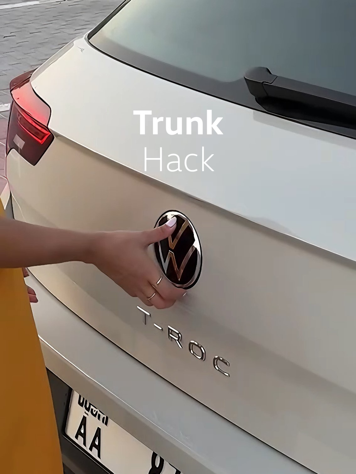 Did you know this hack? 🚗 Extra storage made easy! @bushra.nsr 👀 #volkswagen #troc #hack #carhack
