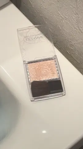 えー660円のクオリティ余裕で超えてます🪄もちろんハイライトとして使うんだけど目頭につけると鬼可愛いよ。涙袋にも使っちゃったりしてね‼️ #fyp #おすすめ #コスメ #ハイライト #セザンヌハイライト #セザンヌ 