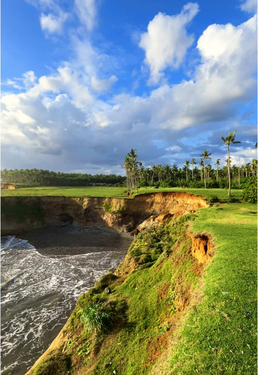 Mahalini makan goreng,kapan kesini bareng? hehe #sunset #sunsetlover #sunsetvibes #chill #wonderfulindonesia #pantainangaibengkuluutara #bengkulu #bengkulutiktok #bengkuluhits 