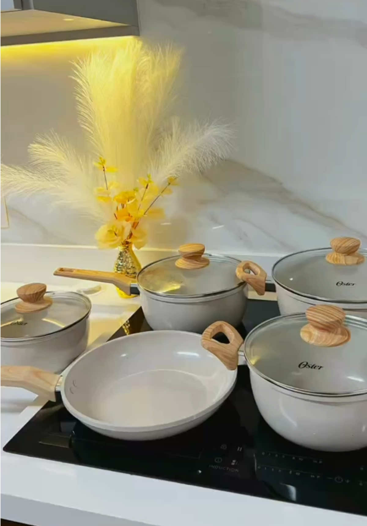 O Jogo De Panelas Marble Edition 5 Peças Cream - Oster é perfeito para preparar suas receitas favoritas com praticidade, estilo e eficiência. Com revestimento em cerâmica antiaderente evita que os alimentos grudem e permite cozinhar com menos óleo, tornando as refeições mais leves e saudáveis. Com cabos, alças e puxadores revestidos em silicone. Compatível com fogão a gás e indução.  Promoção da Semana ! Comente PANELA para receber o link 🍲 #precolandia #jogodepanelas #panelasoster #panelasdeceramica #promocaodasemana #oster #refeicaosaudavel 