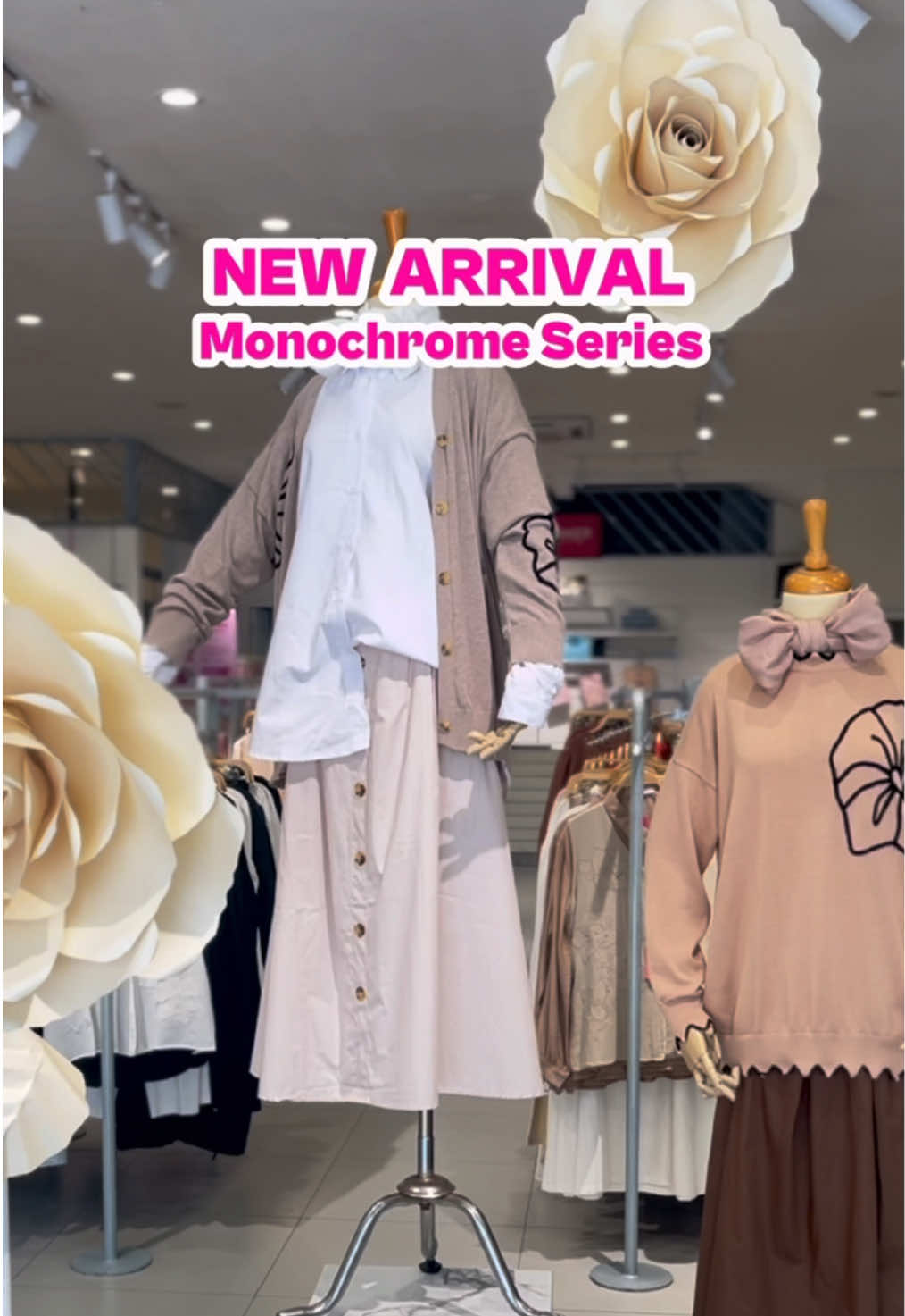 Tampil elegan dan stylish dengan koleksi terbaru dari Karita Monochrome Series! ✨ Knitwear dengan motif Blossom yang anggun, siap menemani hari-harimu dengan sentuhan chic dan modern. Perpaduan warna monokrom yang timeless membuatnya mudah dipadukan untuk berbagai gaya! Siap upgrade outfit-mu? Dapatkan sekarang di Karita! ❤️ #KaritaFashion #MonochromeSeries #BlossomKnitwear #ElegantStyle #OOTD #FashionTrend #KnitwearLovers #StylishLooks #TimelessFashion #OutfitInspo #MonochromeVibes #ChicAndTrendy #FashionDaily #LookBook #CasualChic #CozyAndStylish #FYP #TrendyWear #StreetStyle #WomensWear #fyp #fypシ゚ 