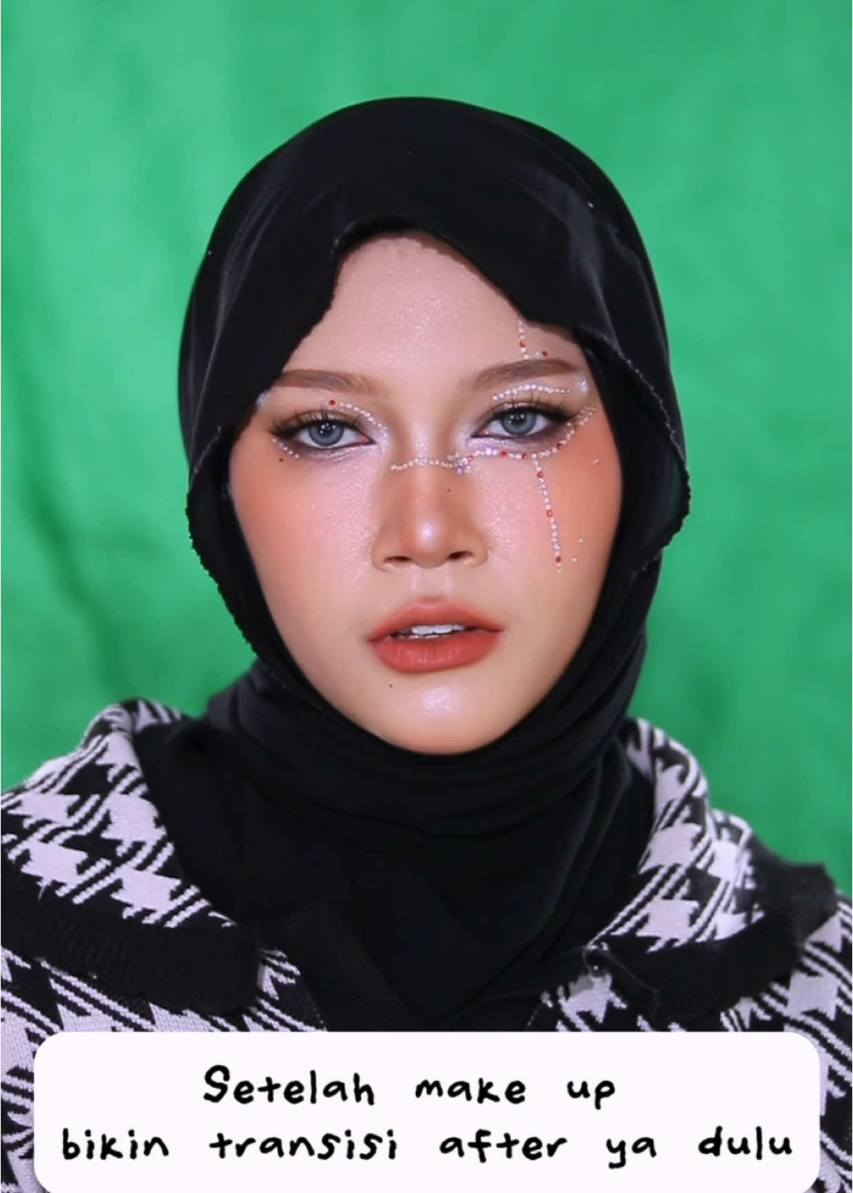 Membalas @widyatrianadewi dengan cara gini lebih menghemat waktu, karena biasanya kalo aku transisian sambil make up bisa makan waktu 3 jam lebih  #bts #behindthescenes #xyzbca #fyp 