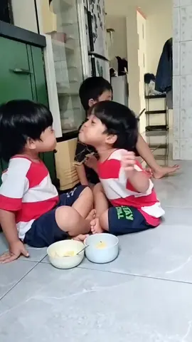 #anakkembar #yukmakanyuk #hahaha😂😂😂