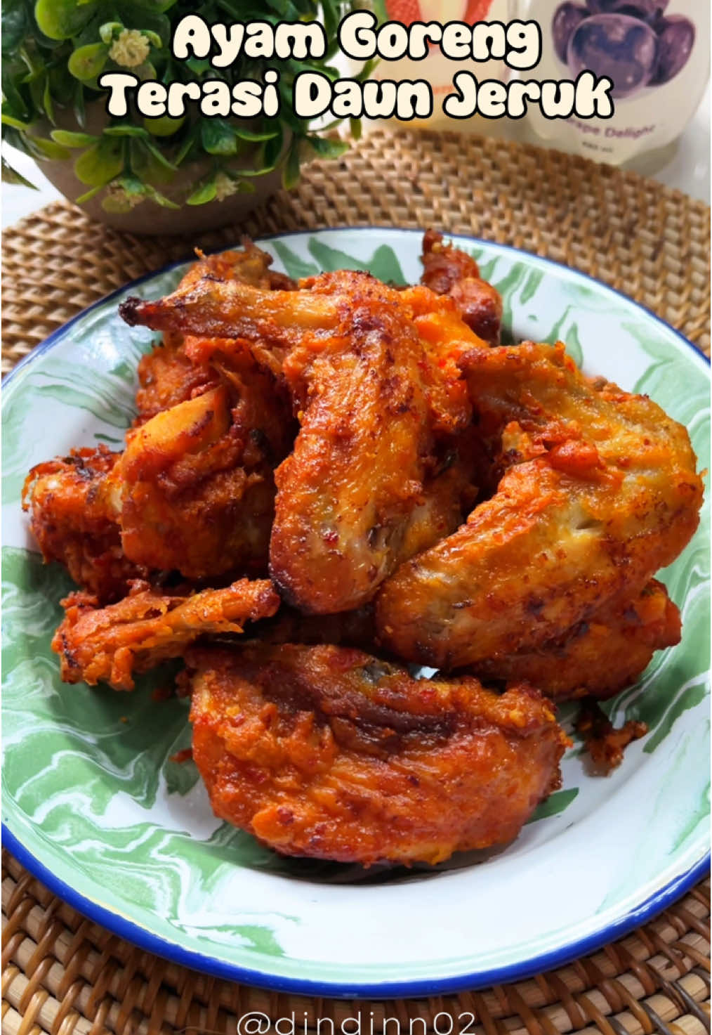 Nyesel banget baru nyobain skrg 🥲 Rasanya gurih wangi ada sensasi sedikit pedas yg bikin nagih pengen makan berkali kali , yuk cobain juga dirumah 😍  AYAM GORENG TERASI DAUN JERUK Bahan : 600 gr ayam 1 sdt garam 2 sdt penyedap rasa 5 lembar daun jeruk (sesuai selera) 2 SDM tepung terigu 3 SDM tepung maizena Bumbu halus marinasi : 10 cabe merah besar (Boleh ditambah cabe rawit merah kalau suka pedas) 8 siung bawang putih 1,5 sdm terasi 1 butir telur ayam 2 sdm air (secukupnya) #ayamgoreng #ayam #reseptiktok #resepsimple #idemasak #masakansimple #masak #menuviral #foryou #foryoupage #fyp 