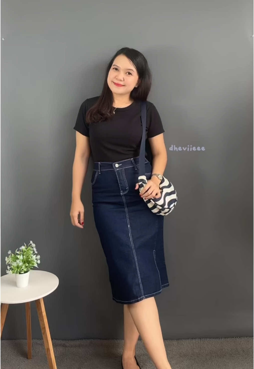 Suka roknya 😍🫶🏻 Cakep banget.. Bahannya ga tebel.. ga tipis.. Stretchy lagi. #rok #rokjeans #racuntiktok #jeansskirt #outfitjeans #jeans #jeanshighwaist #aksaljeans 