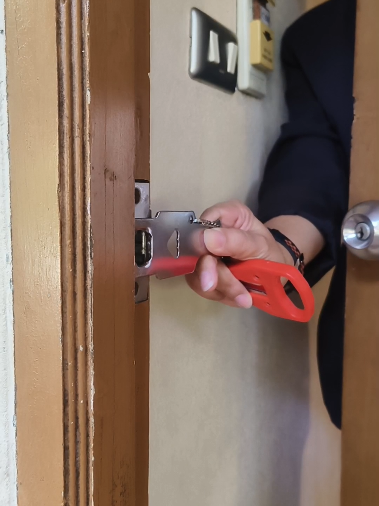 เพิ่มความปลอดภัยให้กับชีวิตและทรัพย์สินได้ ถ้าเรามีที่ล็อคประตูแบบพกพา พกพาให้น้ำหนักเบาราคาประหยัด #ที่ล็อคประตูแบบพกพา #กลอนประตู #ที่ล็อคประตูพกพา #นอนไม่หลับ #นอนโรงแรม #อยู่หอ #อยู่คอนโด #ตัวล็อคกันขโมย #ตัวล็อค #กันขโมย 