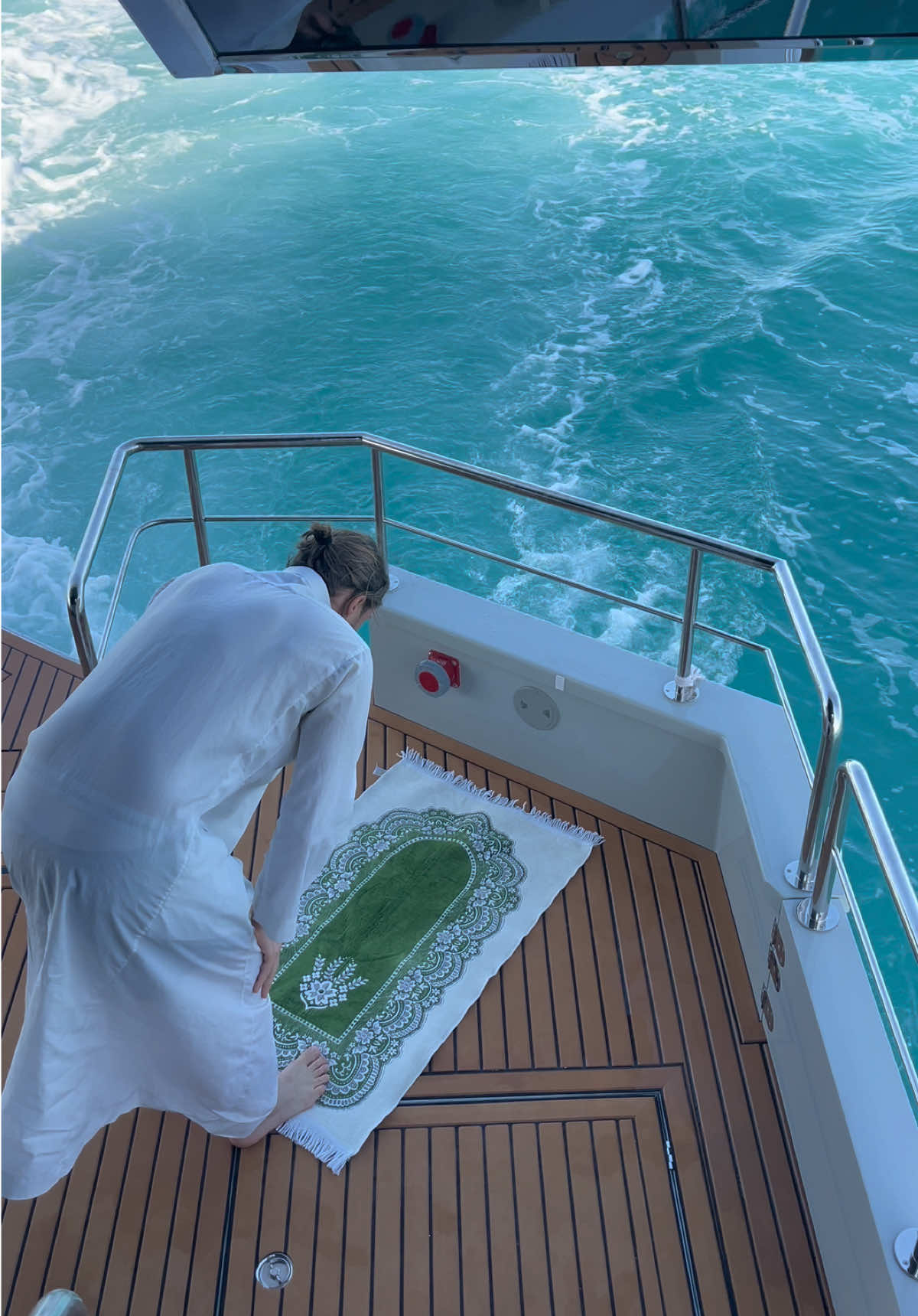 Ce qui fait de vous un musulman, c’est la prière. Certains vous diront de ne pas prier sous prétexte que vous commettez des péchés. Mais sachez ceci : la prière ne doit jamais s’arrêter. Peu importe les erreurs que vous faites, peu importe l’endroit où vous vous trouvez, peu importe votre état de santé ou votre motivation du moment, la prière reste la base de cette vie. Ne laissez jamais vos fautes vous éloigner d’Allah. Au contraire, c’est dans ces moments-là que vous devez le plus vous accrocher à Lui. Ce n’est pas parce que vous tombez que vous devez abandonner. La prière est le lien entre vous et votre Créateur, c’est elle qui vous maintient debout, qui purifie votre âme et qui vous ramène toujours sur le droit chemin. Ne l’arrêtez sous aucun prétexte, car c’est cela qui fait de vous un musulman. #dylanthiry 