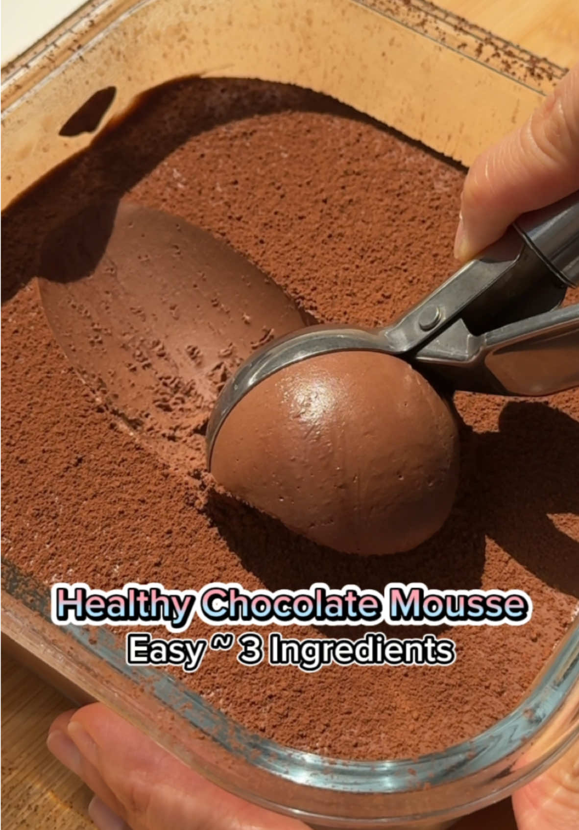 Healthy Chocolate Mousse 🤎🍫 โดยใช้วัตถุดิบแค่ 3 อย่าง ทำง่ายและอร่อยมากกกกกกก ใครอยากให้หวานหน่อยสามารถใส่น้ำผึ้งเพิ่มได้นะคะ หรือเพิ่มปริมาณ chocolate ถ้าอยากให้เข้มกว่านี้ค่ะ สูตรที่ทำจะหวานน้อย ทานกับ blueberry / strawberry คือเข้ากันมาก! สูตรนี้คือบังคับให้ไปทำตาม อร่อยแม๊กกกกกก 😂 ชอบกันมั้ยคะ ใครชอบสูตรแบบนี้คอมเม้นมาบอกกันหน่อยน้า ~~ Ingredients: - tofu 300g - 0 sugar Dark chocolate 180g - DyNy Cocoa powder 1/4 cup  Blend เก็บในตู้เย็น 3 ชั่วโมงหรือมากกว่านั้น ลองไปทำตามกันดูน้า ~~~ #กินกับtiktok #eatwithdyny #อร่อยบอกต่อ #ครัวtiktok #อาหารเพื่อสุขภาพ #อาหารคลีน #healthyrecipes #chocolate #chocolatemousse 