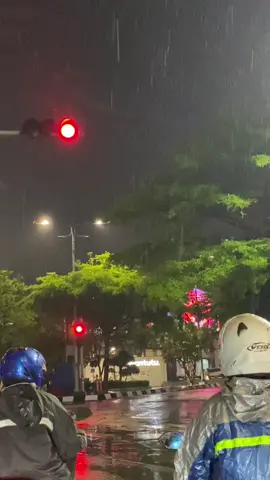 nightride sambil hujan”an di surabaya secandu itu #surabaya #surabayanightvibes #afterrain #rain #surabayaafterrain #fyp #songvibes 
