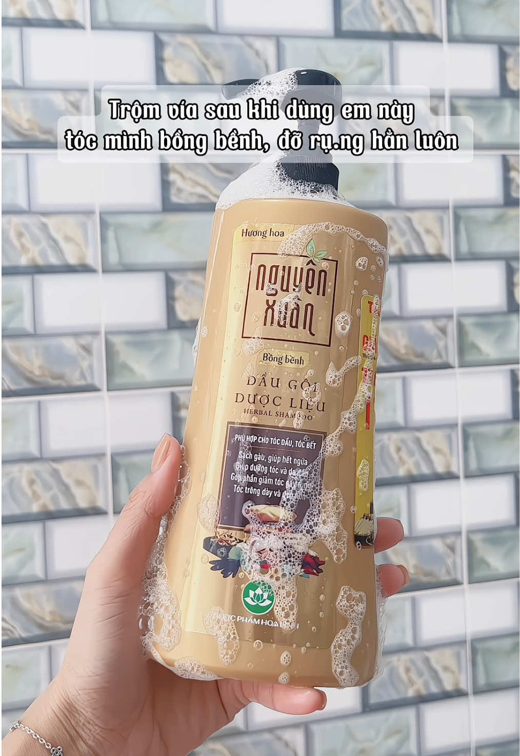 Dầu gội dược liệu Nguyên Xuân màu vàng giúp cho tóc bồng bềnh #daugoi #daugoiduoclieu #daugoiduoclieunguyenxuan #daugoidau #daugoitocbongbenh 