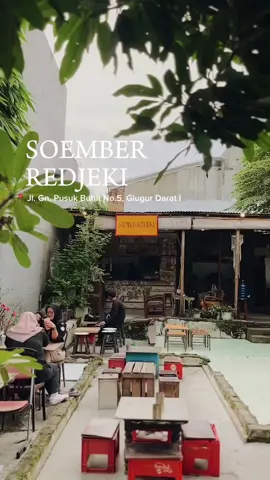 SOEMBER REDJEKI tempat yang bersuasana tempoe dulu dengan hidangan yang ramah dikantong cocok banget jadi salah satu destinasi nongkrong bareng temen-temen kamu nihh, tempatnya juga lumayan luas jadi banyak space buat kamu duduk juga lohh, buka dari sore hari sampai kemalam dan tutup disetiap hari seninnya Yuk merapattt !!! 📍: Jl. Gn. Pusuk Buhit No.5, Glugur Darat I, Kec. Medan Tim., Kota Medan, Sumatera Utara 20236 #medan #medanhits #medankuliner #medantiktok #coffeshopmedan #medanviral #medanpunyacerita #fypシ゚ 