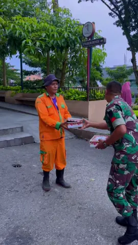 Kodim 0304/Agam Gelar Jumat Berkah, Bagikan Nasi Kotak pada Warga di Kota Bukittinggi Personil Koramil 0304/Agam di pimpin Serda Satria melakukan bakti sosial bertajuk Jumat berkah, dengan membagikan nasi kotak kepada masyarakat di wilayah Kodim 0304/Agam. Pembagian nasi kotak kepada masyarakat di jalanan seputaran wilayah Bukittinggi, Kegiatan tersebut terlihat disambut baik masyarakat, karena dianggap dapat sedikit meringankan beban mereka, terutama ketika siang hari bagi mereka yang membutuhkan. Salah satu Personil Kodim 0304/Agam Serda Satria mengatakan, kegiatan tersebut dilakukan untuk membantu kesulitan masyarakat di wilayah Kodim 0304/Agam dan sekitarnya. Program Jumat Berkah yang diadakan Kodim 0304/Agam ini diharapkan dapat menjadi inspirasi bagi masyarakat luas untuk senantiasa peduli terhadap sesama, terutama di tengah tantangan ekonomi yang masih dirasakan sebagian besar masyarakat. Ungkapnya.
