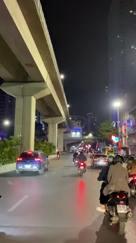 Sau này tôi mới hiểu:Nói chuyện đến 3 giờ sáng không bằng một cái ôm 3 phút.Nhắn tin với nhau 3 tháng không bằng gặp mặt 1 lần.Vậy nên gặp mặt thật sự rất quan trọng..#hanoi #langthanghanoi #chill #nhachaymoingay #xuhuong #xhtiktok 